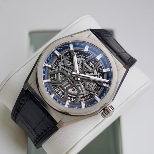 Đồng hồ cơ zenith skeleton cao cấp, thiết kế thể thao sang trọng, mặt số mở showing bộ máy tinh xảo và chính xác, phù hợp mua bán đồng hồ cũ uy tín, chất lượng.