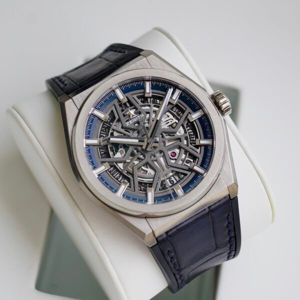 Đồng hồ cơ skeleton cao cấp, dây da đen sang trọng, phong cách thời thượng, thương hiệu Zenith, đồng hồ cũ uy tín chất lượng, phù hợp với giới yêu thích đồng hồ hàng hiệu.